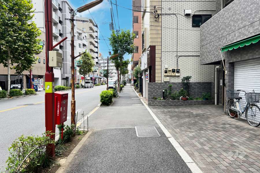 敷地の南東側前面道路（北東側から）