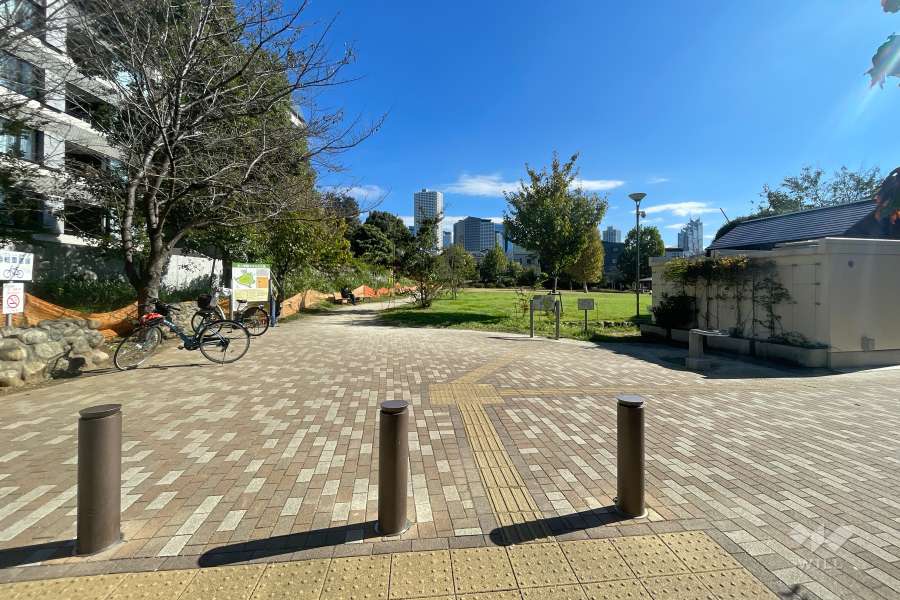 敷地に隣接する中野区立本二東郷やすらぎ公園