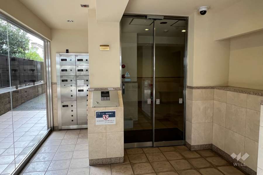 エントランスはオートロック付きです。