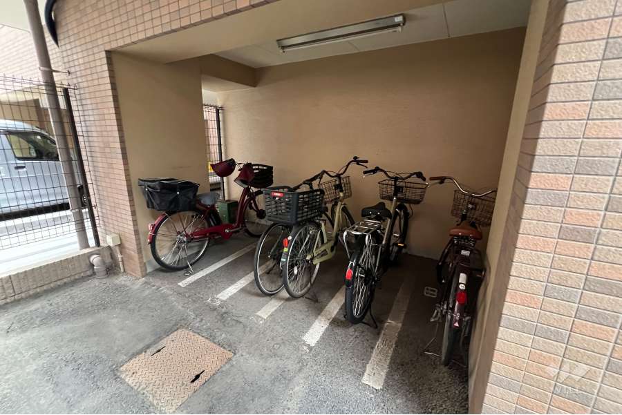 屋内に設けられた駐輪場