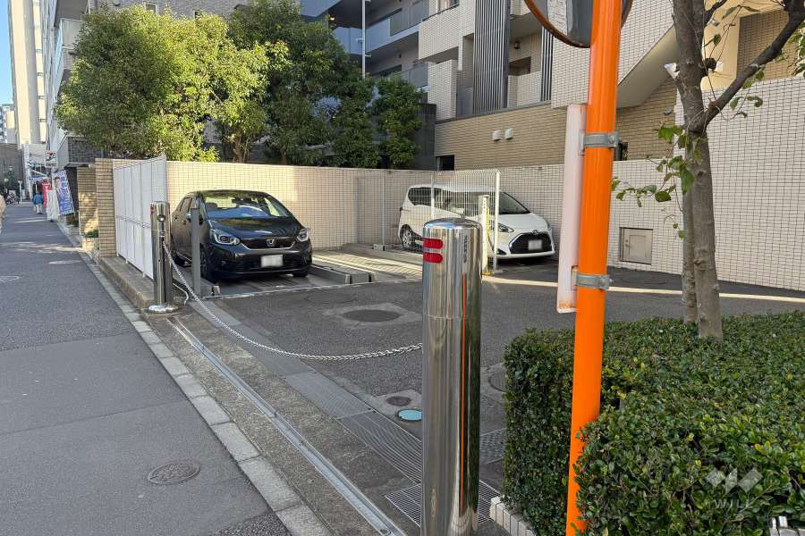 駐車場の出入り口（ロボットゲート付き）
