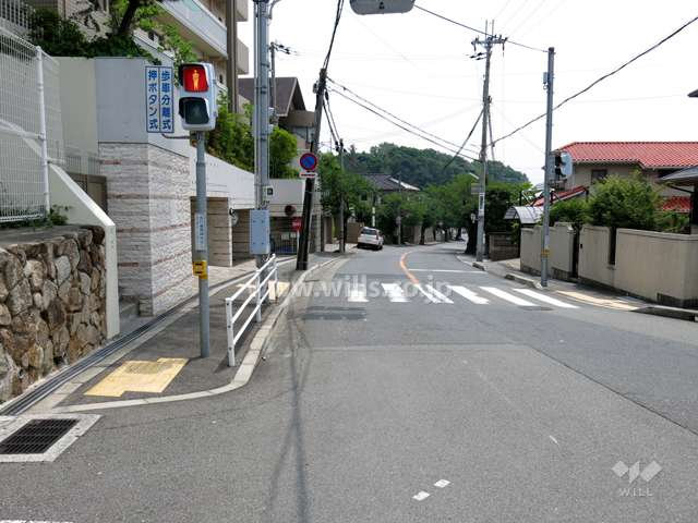 敷地西側の前面道路。周辺は緑豊かな住宅地です。