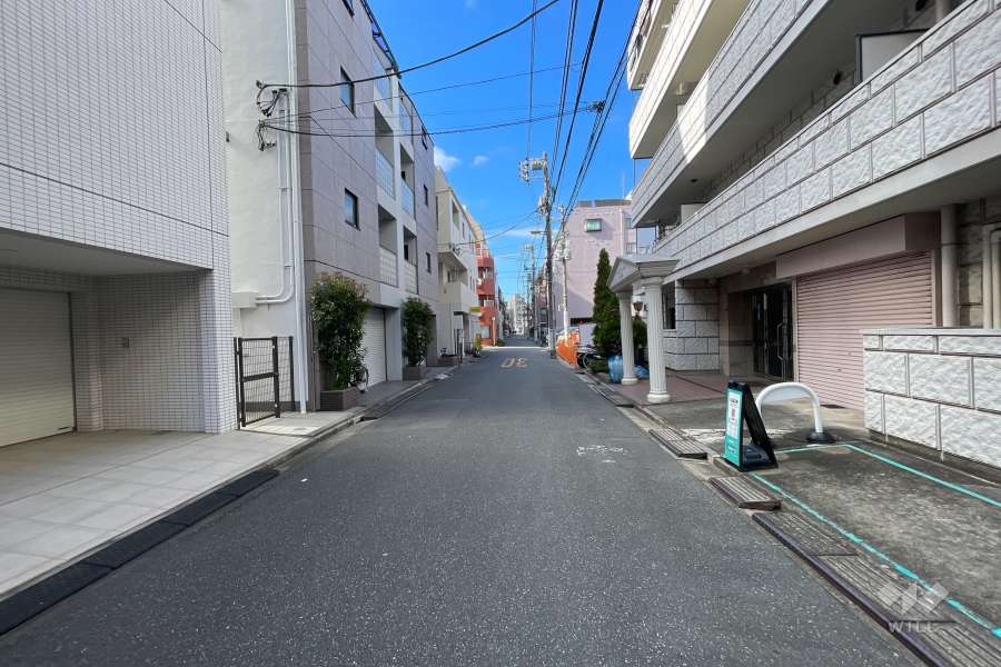 敷地南側の前面道路（東側から）