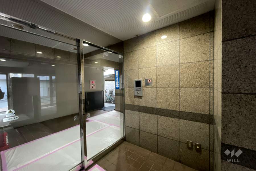 エントランスはオートロック付きです。