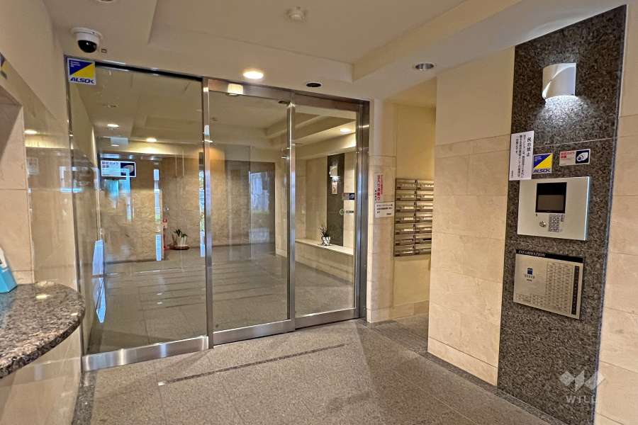 エントランスはオートロック付きです。