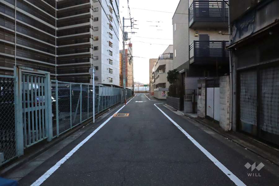 敷地北側の前面道路(東側から)