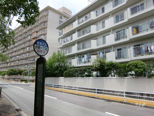 徒歩1分の距離にバス停があります。