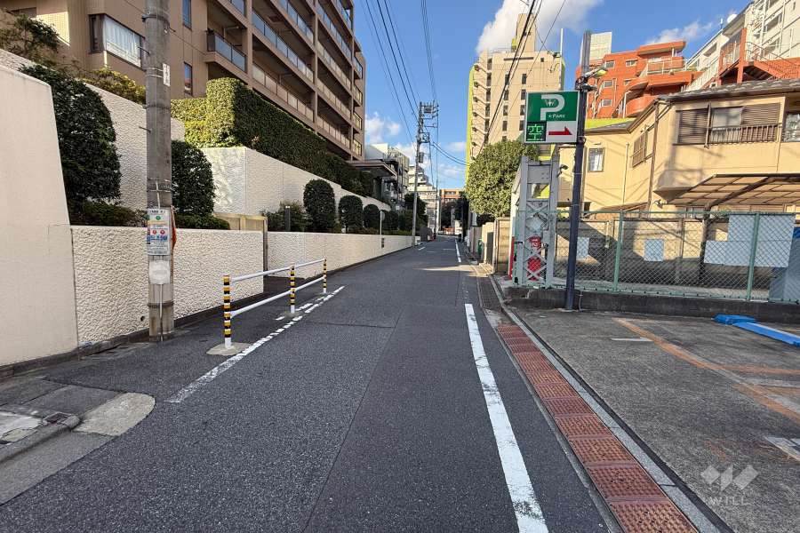 敷地の東側前面道路（南側から）