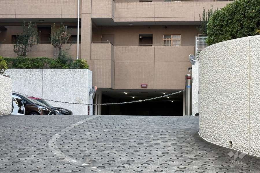 駐車場の出入り口（ロボットゲート付き）