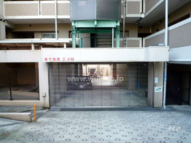 駐車場入口にリングシャッターが設置されています。