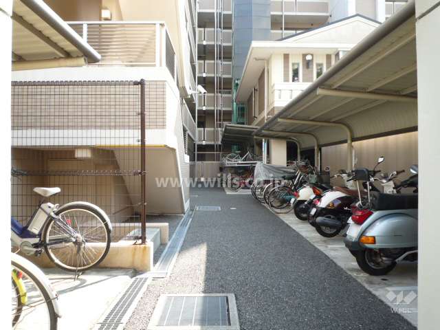 バイク置場と駐輪場