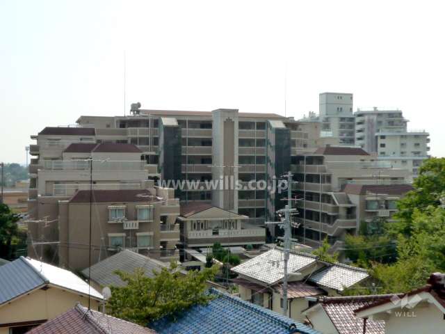 周辺はマンションと一戸建てが混在する住宅地。駅からの道程はほぼ平坦です。