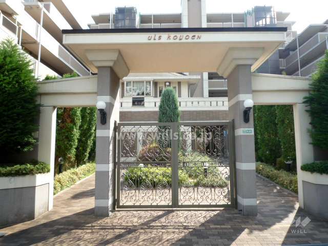 門扉の付いた敷地入口