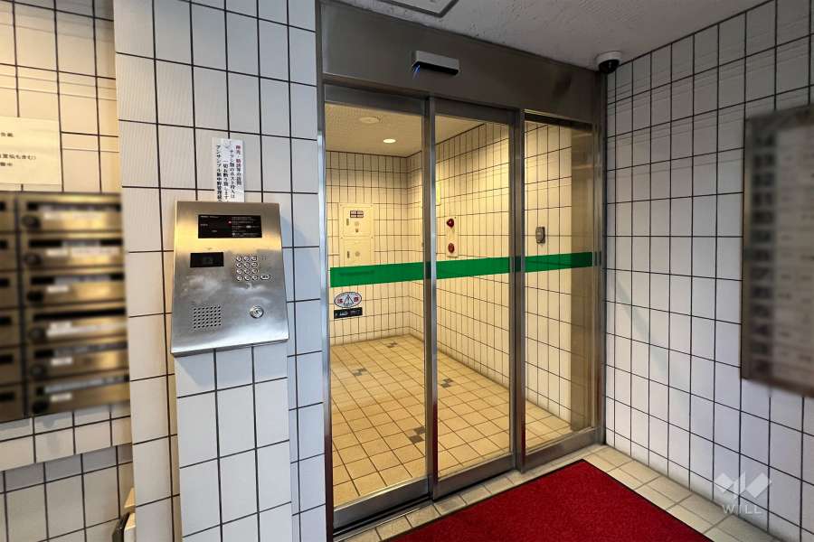 エントランスはオートロック付きです。