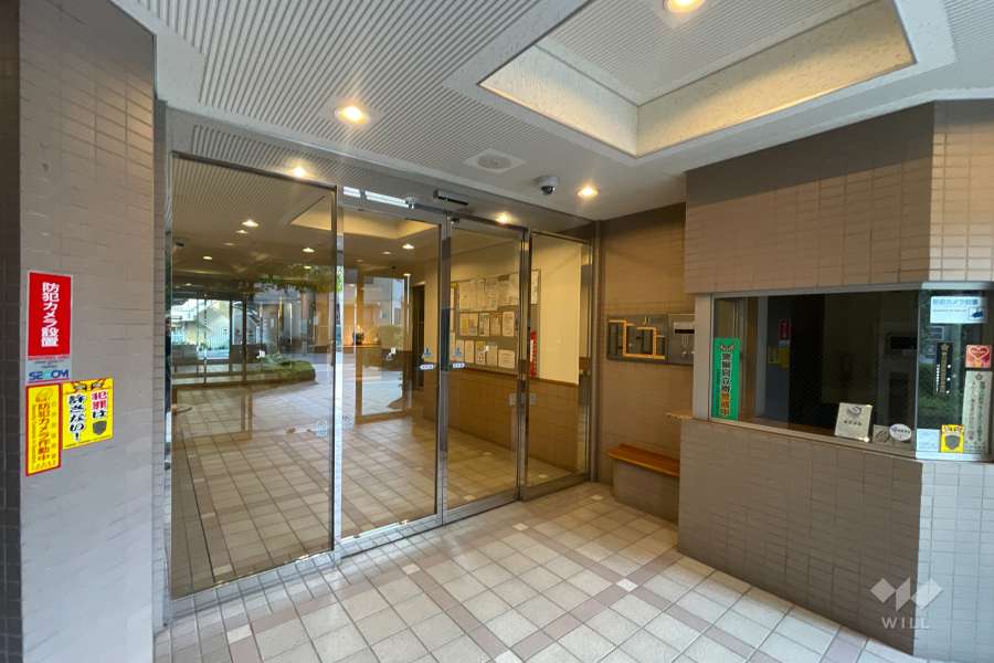 エントランスはオートロック付きです。