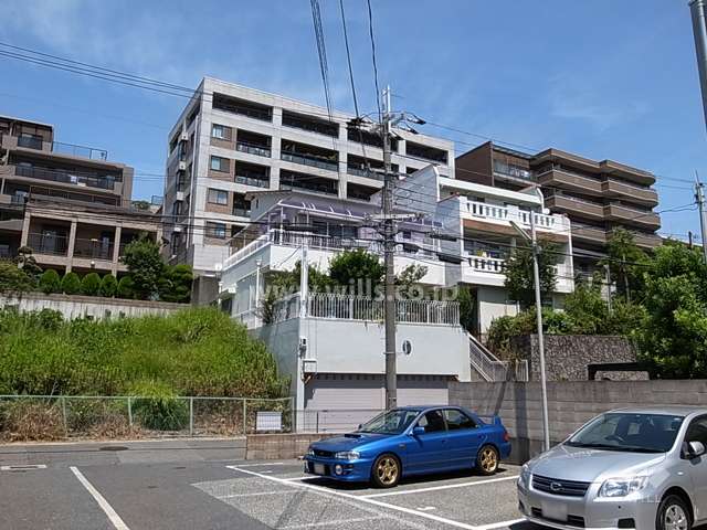 周辺はマンションと一戸建てが混在する静かな高台の住宅地です。