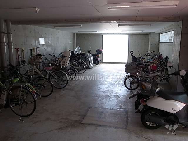 屋内にある駐輪場、バイク置場