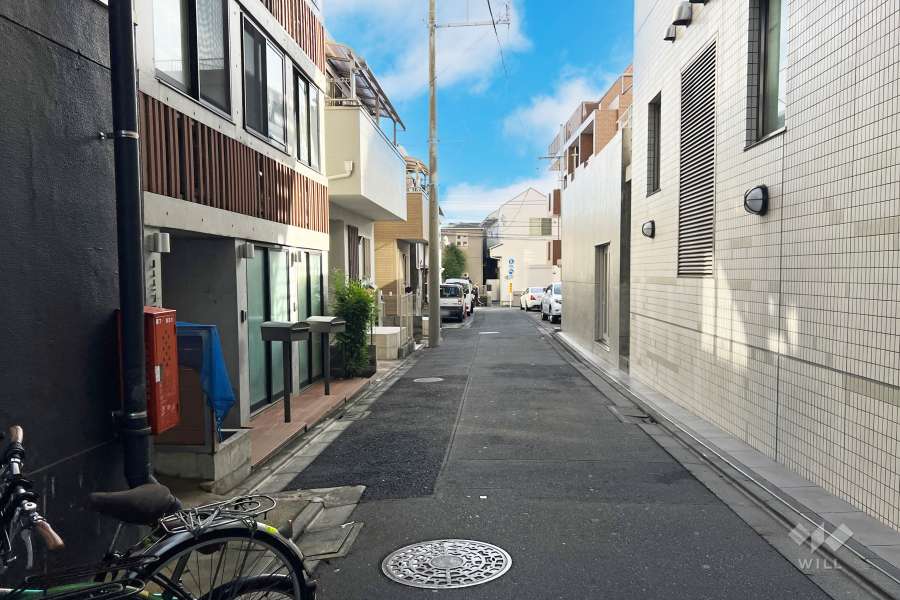 敷地西側の前面道路