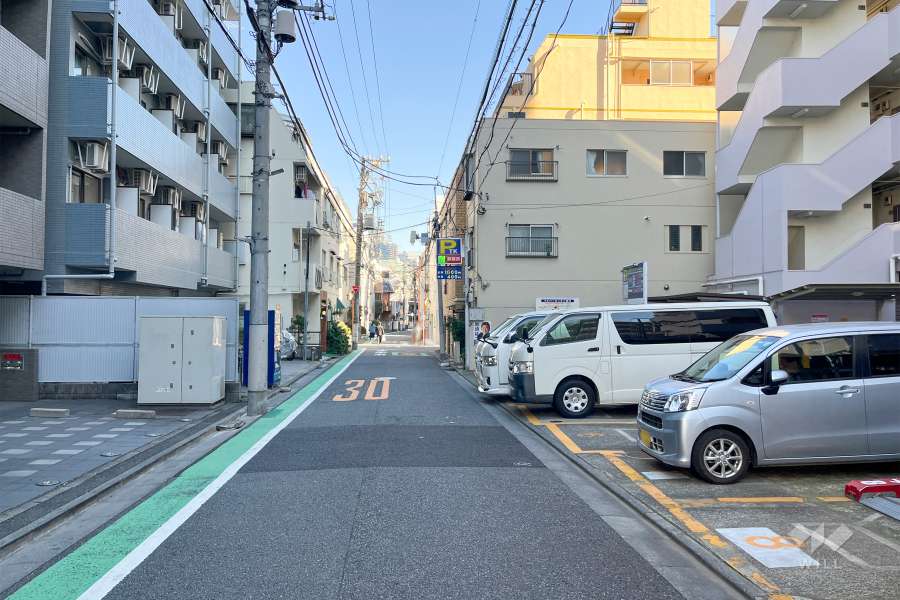 敷地北側の前面道路（西側から）