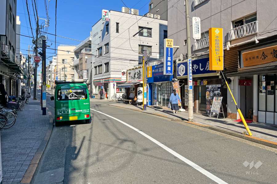 敷地西側の前面道路（南側から）