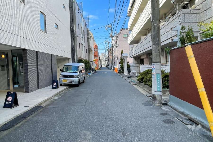 敷地南側の前面道路（東側から）