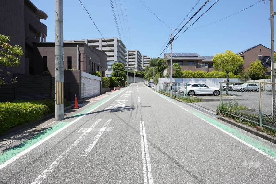 敷地北東側の前面道路（北側から）
