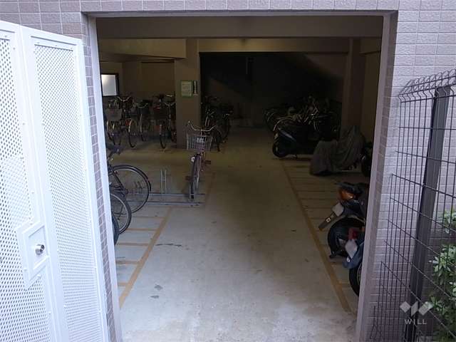 駐輪場は屋内にあります。