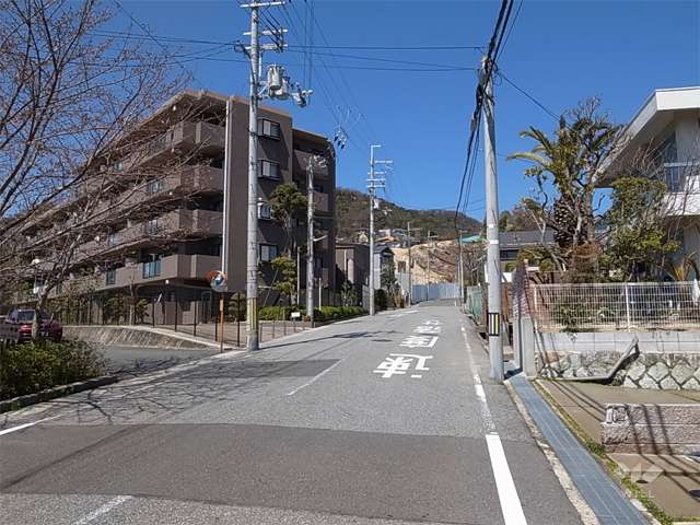 南斜面の高台に立地。周辺は閑静な住宅地です。