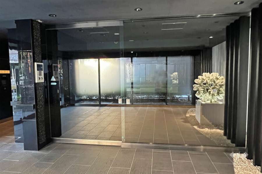 エントランスはオートロック付きです。