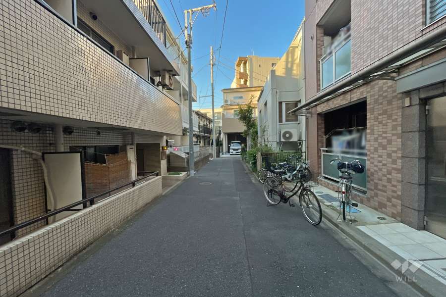 敷地東側の前面道路（南側から）