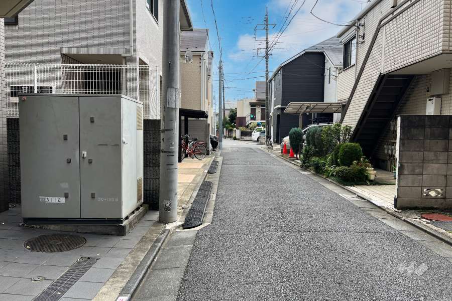 敷地西側の前面道路