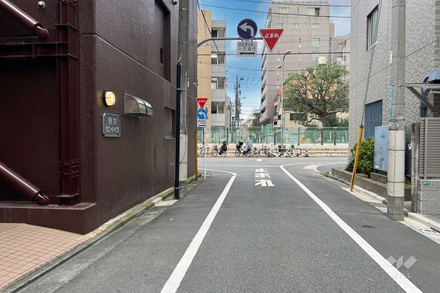 敷地北側の前面道路