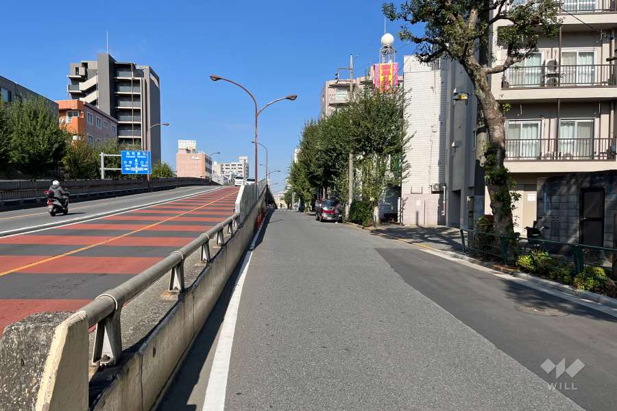 敷地西側の前面道路

