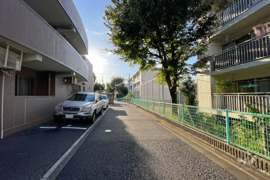 敷地北側の前面道路（東側から）