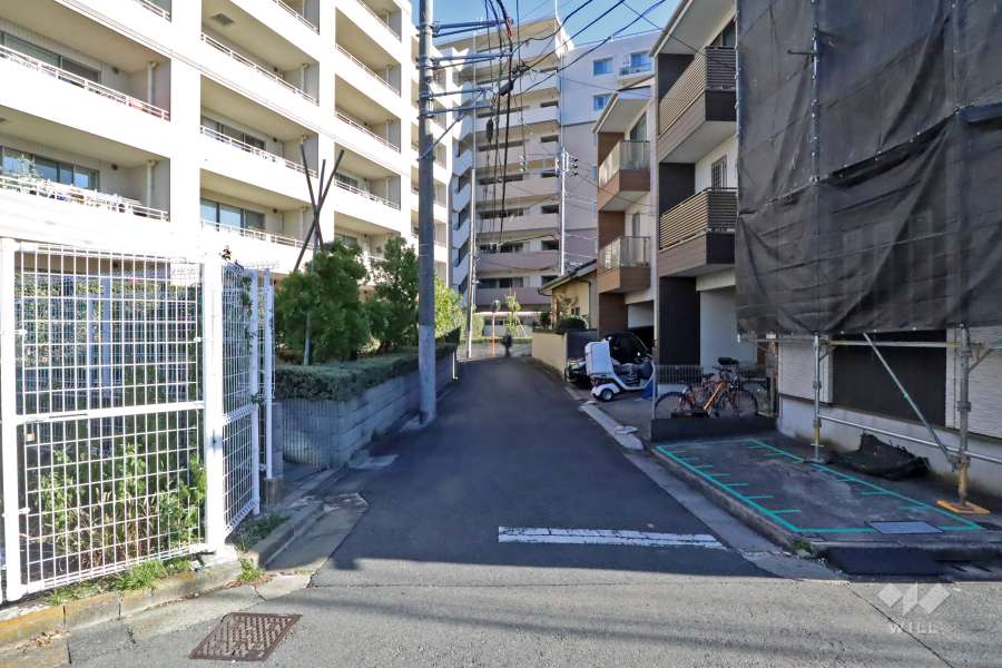 敷地西側の前面道路(西側から)