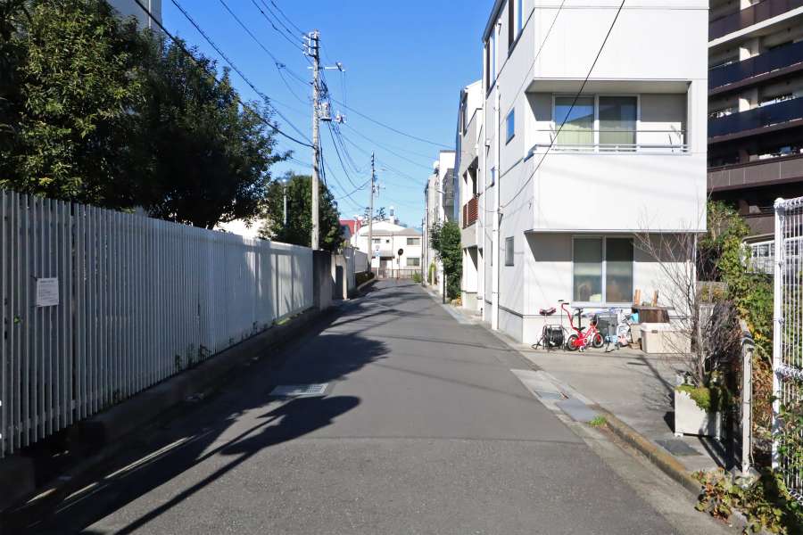 敷地西側の前面道路(南側から)