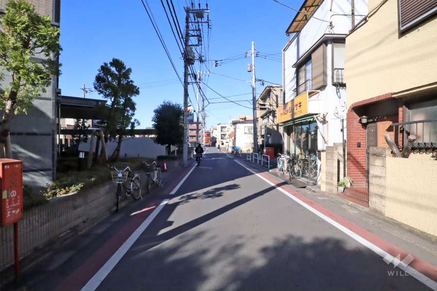 敷地東側の前面道路(南側から)