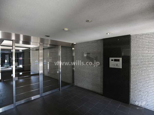 エントランスはオートロック付きです。