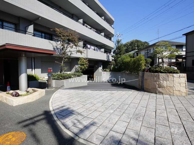 エントランス前の車寄せになっています。