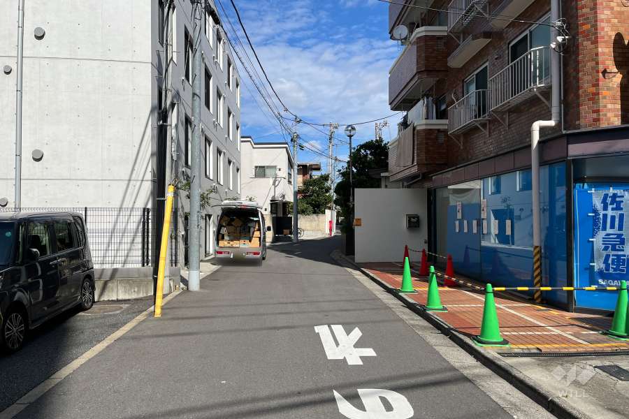 敷地の西側前面道路（南側から）