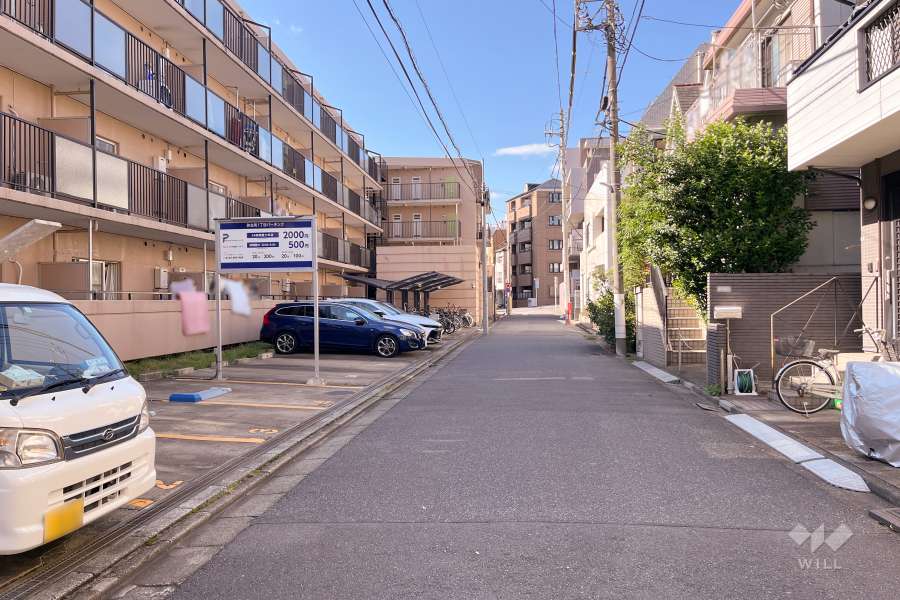 敷地北側の前面道路（東側から）