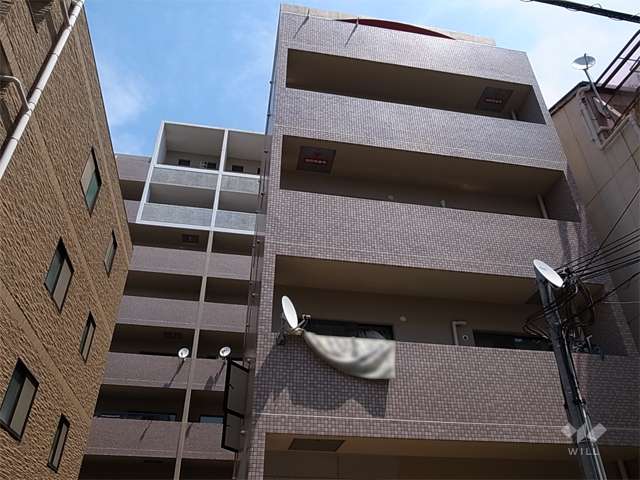 ロイヤル甲東園駅前の外観（南側から）