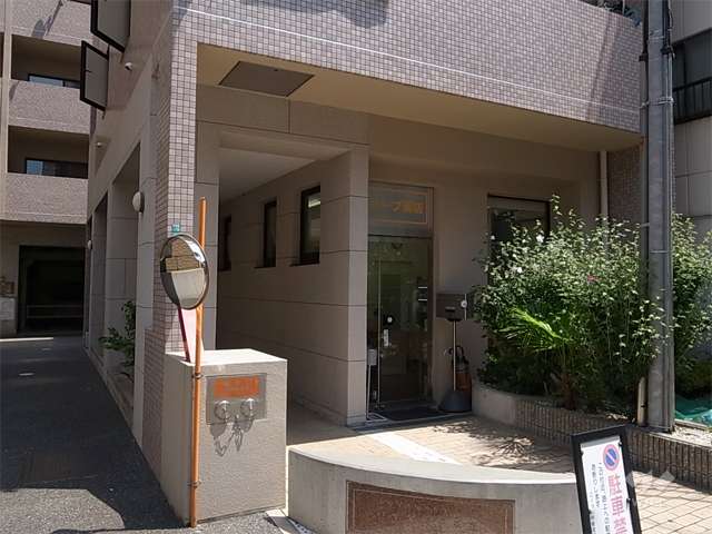 敷地入口。1階には店舗が入っています。