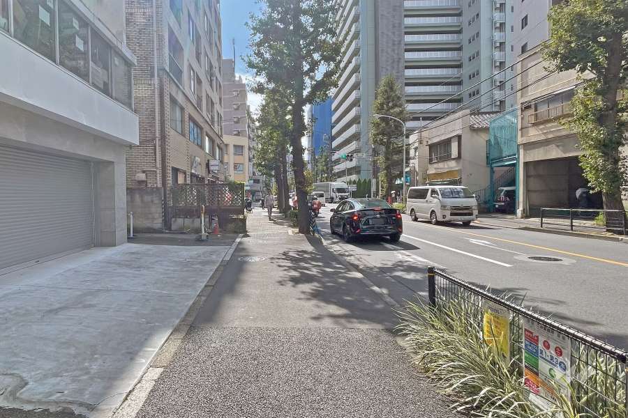 敷地の西側前面道路は都道420号です（北側から）。