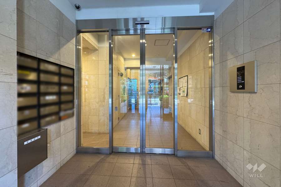 エントランスはオートロック付きです。