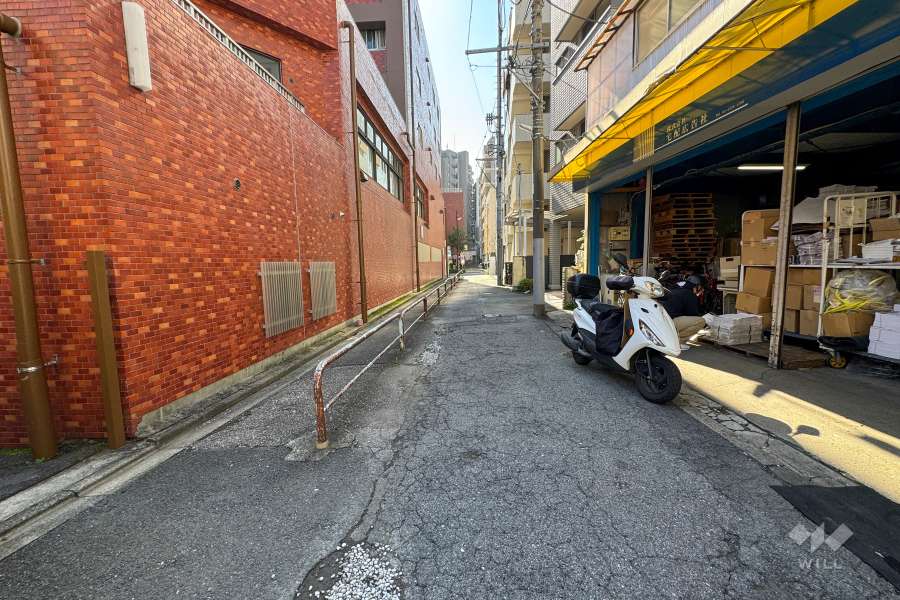 敷地西側の前面道路