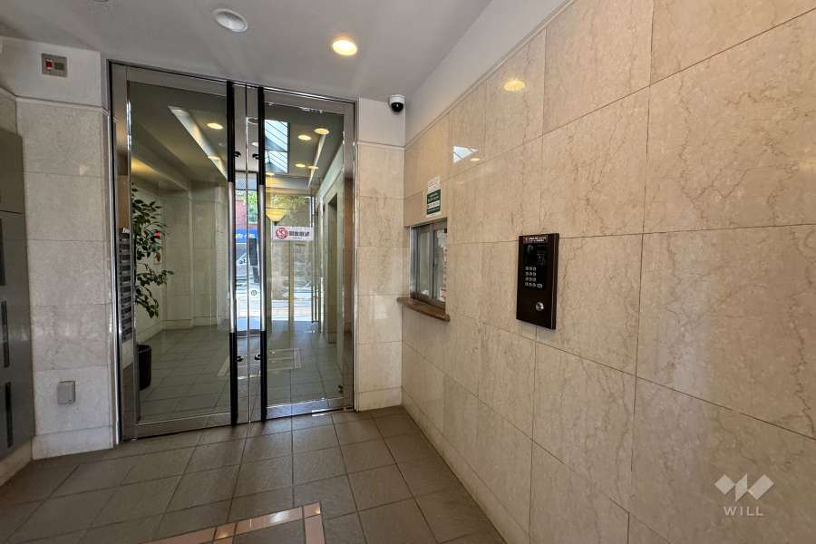 エントランスはオートロック付きです。