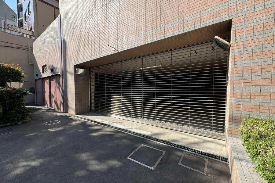 駐車場の出入り口（リングシャッター付き）