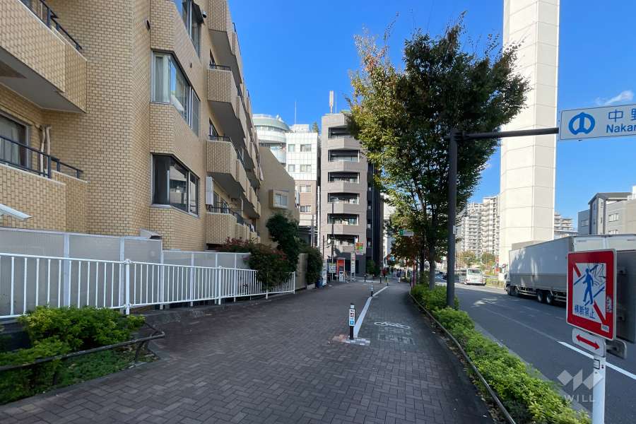 敷地東側の前面道路