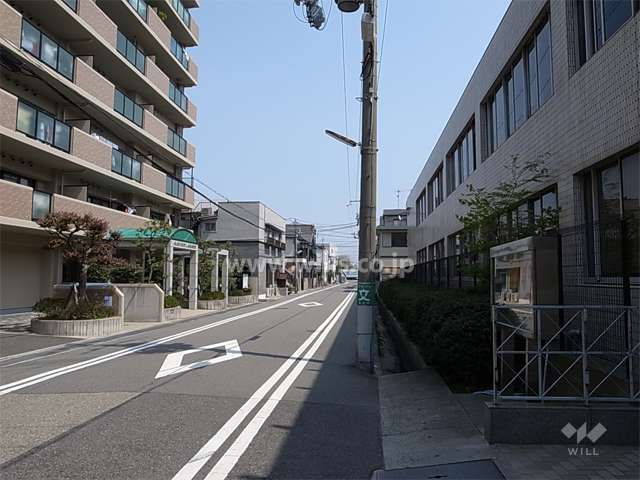 敷地南側の前面道路。道を挟んで郵便局があります。
